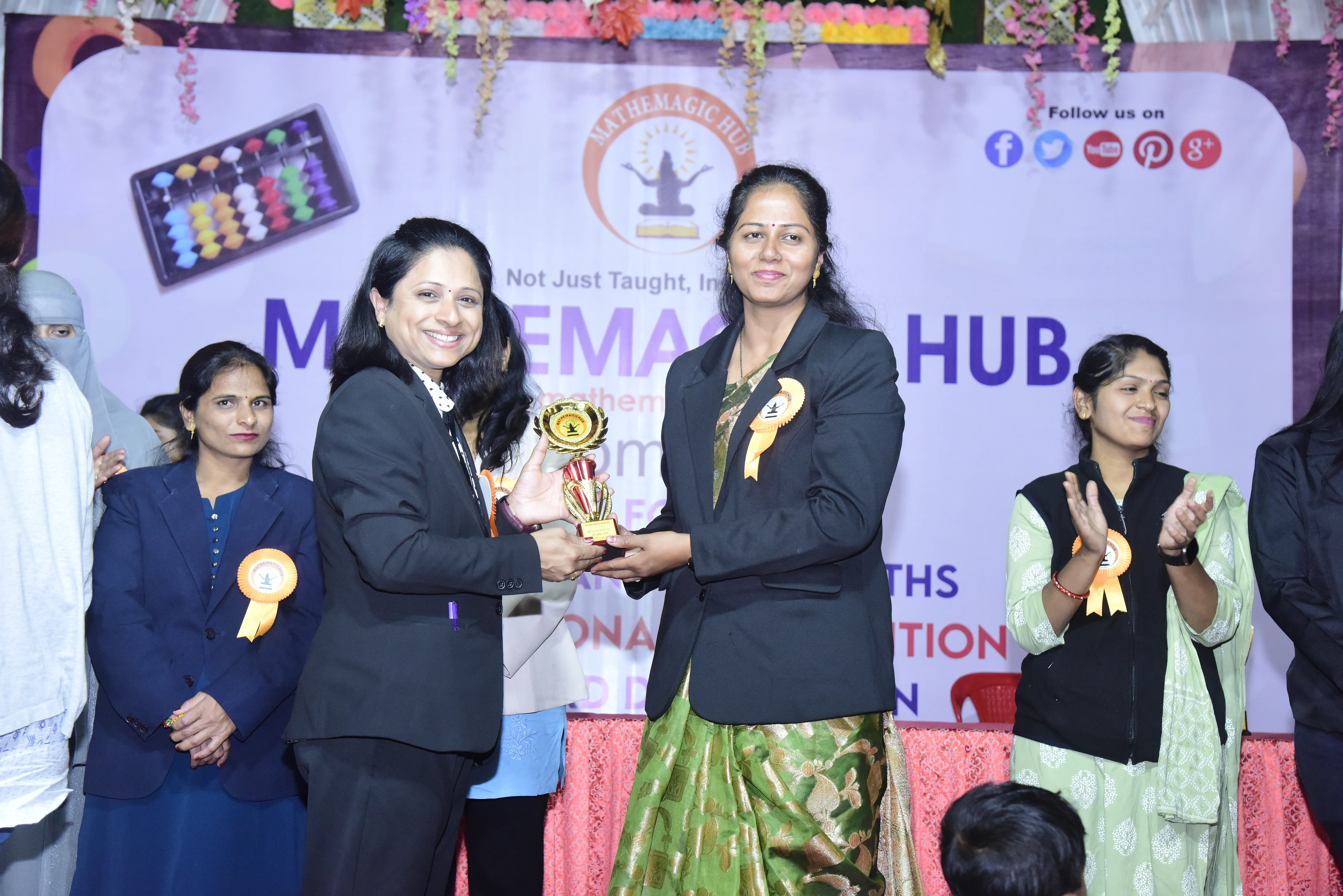 ideal brain academy institute anita shelar receiving best teacher award at mathemagichub abacus competition