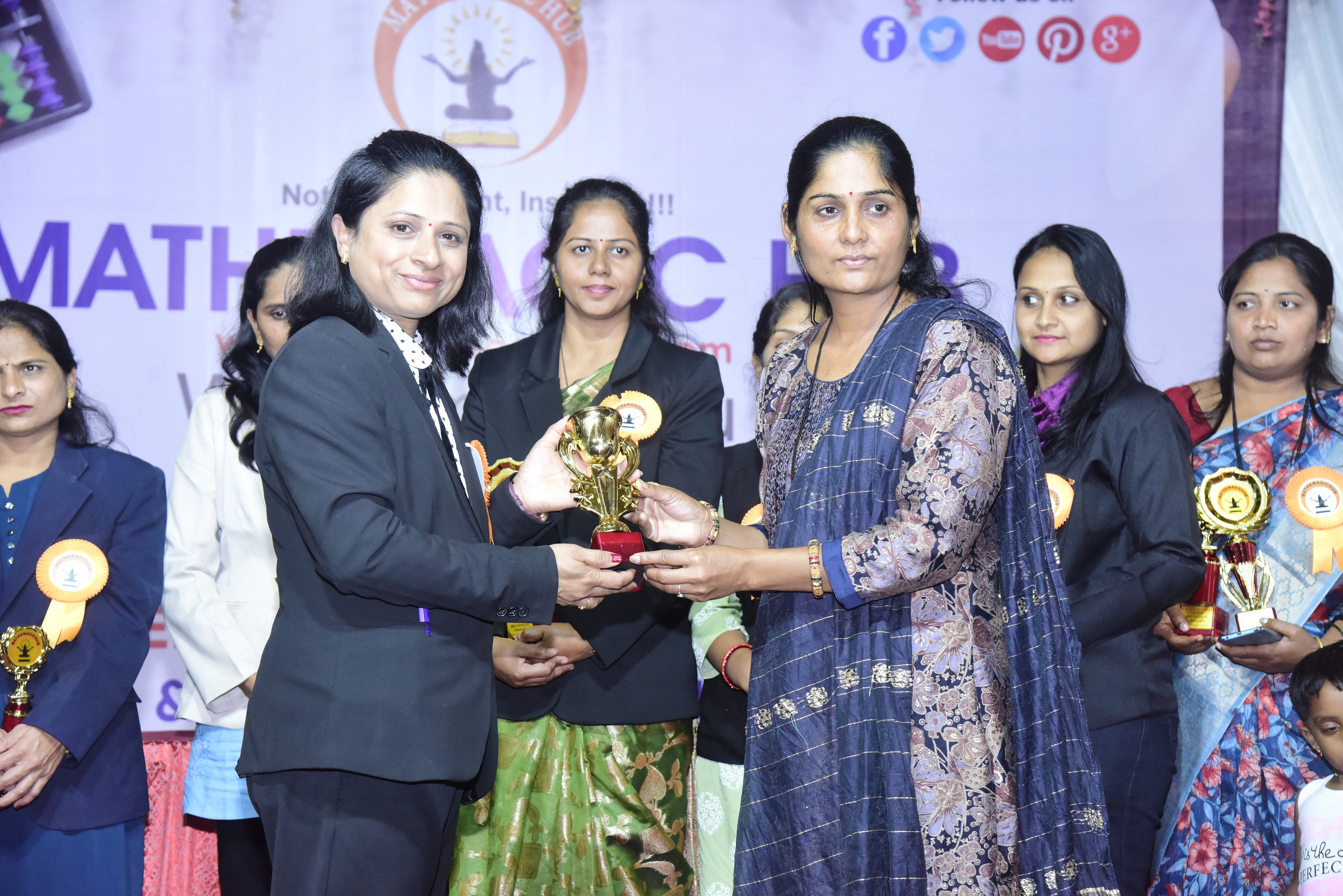 mathemagichub chalisgaon franchise nanda deshmukh receiving best institute award