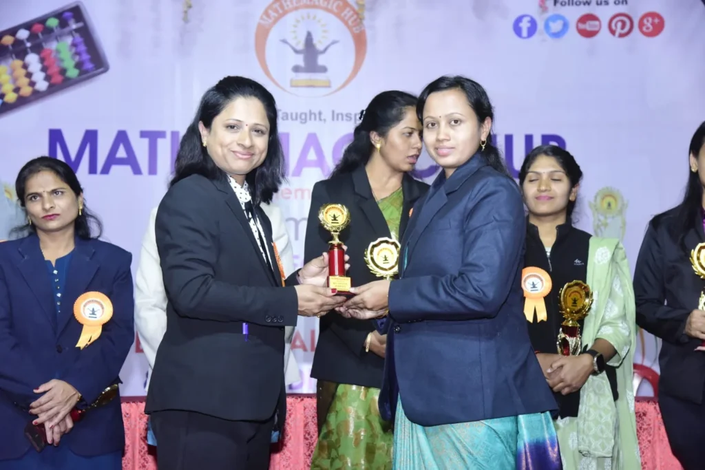 mathemagichub dhule franchise teacher getting best institute award